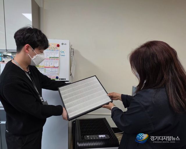 광주시교육청 안전총괄과 직원이 31일 금구초를 방문해 고농도 미세먼지 대응의 핵심인 공기정화장치 필터의 위생 상태 및 운영 현황을 직접 확인하고 있다. /광주시교육청 제공