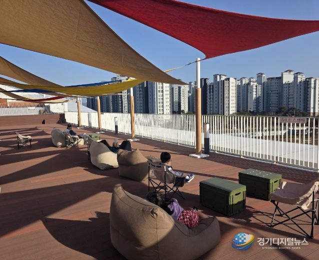 충남도서관, 하늘정원에 캠핑 의자·빈백 등 설치