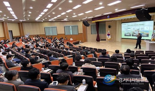 4. 7. 전라남도교육청 창의융합교육원 대강당에서 선거연수원 장성훈 전임교수가 교원 168명을 대상으로 순회 선거교육 특강을 진행하고 있다.(중앙선관위)