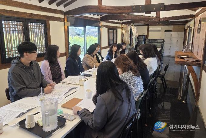 전남교육청과 광주교육청 유보통합 관련 업무담당자들이 10일 나주에서 안정적 유보통합을 위한 협의 방안을 논의하고 있다.