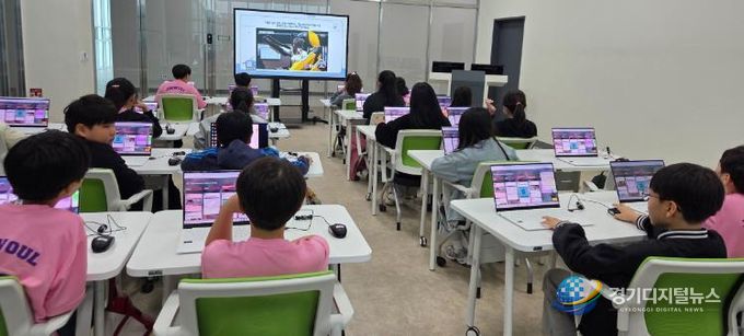 진월초등학교 5학년 1반 학생들이 지난 4월 1일 광주AI교육원 212호 강의실에서 인공지능 기술로 자신의 자세 데이터를 분석하는 ‘AI 건강 지킴이’ 실습에 참여하고 있다.