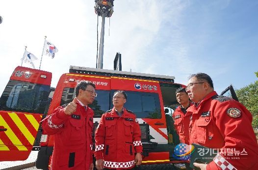 박은식산림청장(왼쪽 첫번째)이 16일 유·무선 통신시스템 탑재 고성능 통신지휘차량 성능을 점검하고 있다