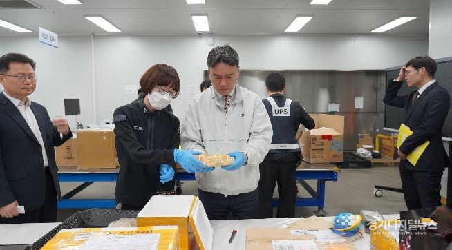 이종욱 관세청 차장(왼쪽 세번째)이 16일 인천공항세관 특송물류센터를 방문하여 통관 단계에서의 마약류 단속 프로세스를 점검하고 있다