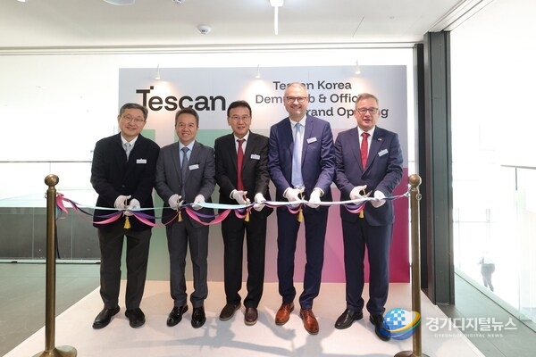 왼쪽부터: 한국현미경학회 회장 여종석, Tescan 아시아태평양 총괄 사장 Sean Lee, Tescan Korea General Manager 김재환, Tescan CFO Pavel Sustek, 주한 체코대사 Ivan Jančárek.