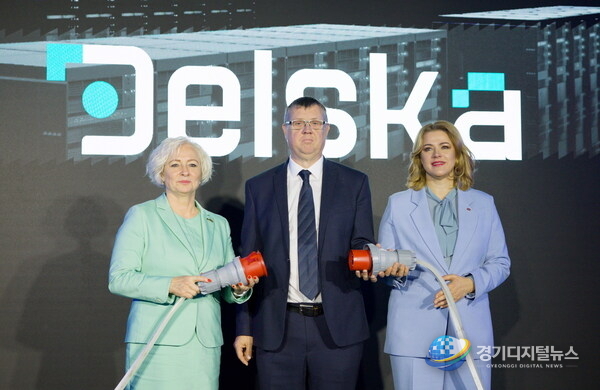 Delska launches new 10 MW data center in Latvia. CEO Andris Gailitis together with Speaker of the Parliament Daiga Mierina and Prime Minister Evika Silina in official launch ceremony.